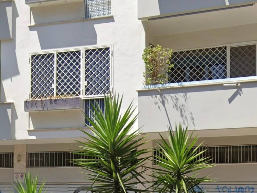 negozio in vendita a Roma in zona Cinecittà