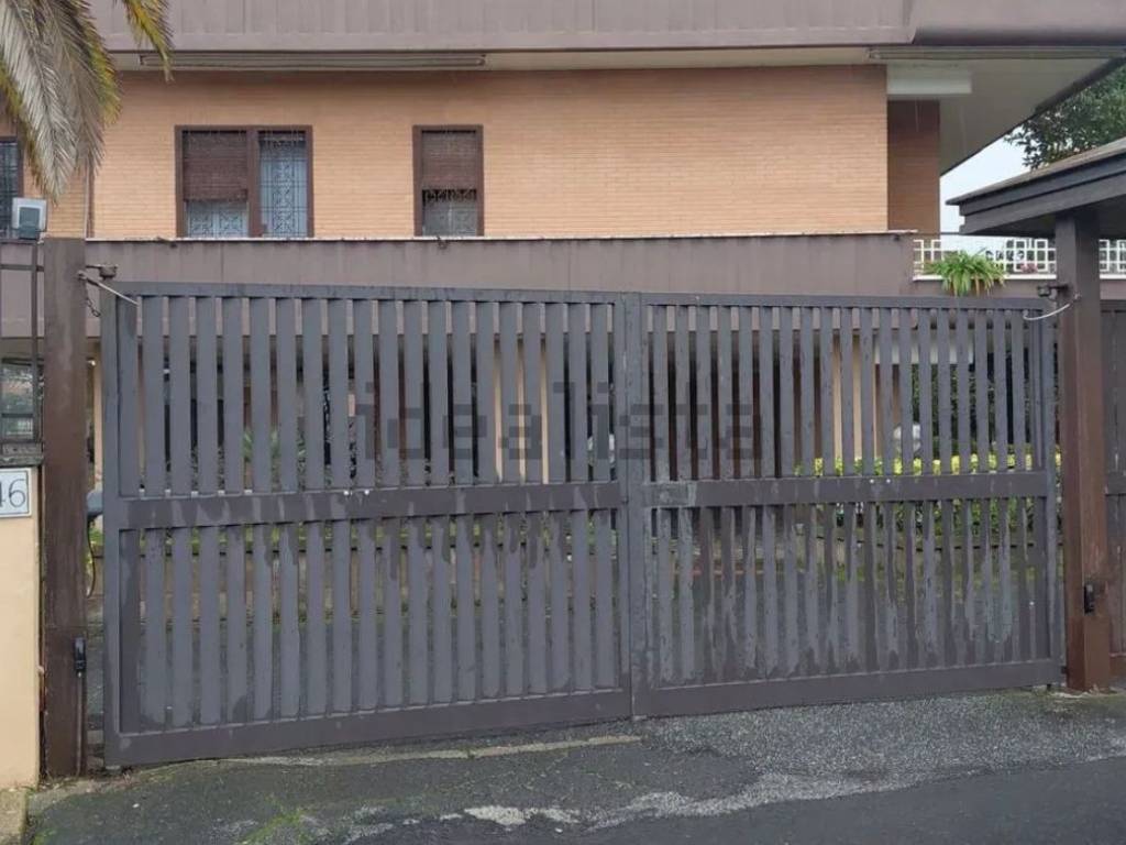 locale commerciale in vendita a Roma in zona Torrione Cerquetta