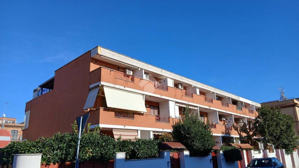appartamento in vendita a Roma in zona Torre Angela
