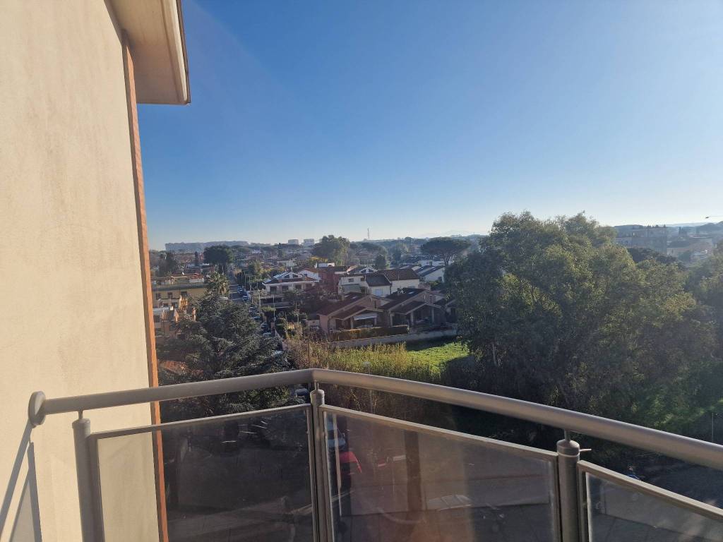 appartamento in vendita a Roma in zona Axa