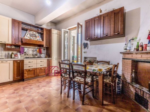 appartamento in vendita a Roma in zona Tor de' Cenci