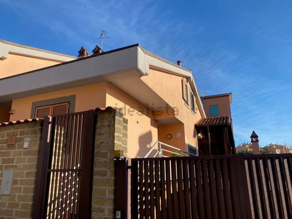casa indipendente in vendita a Roma in zona Massimina/Casal Lumbroso