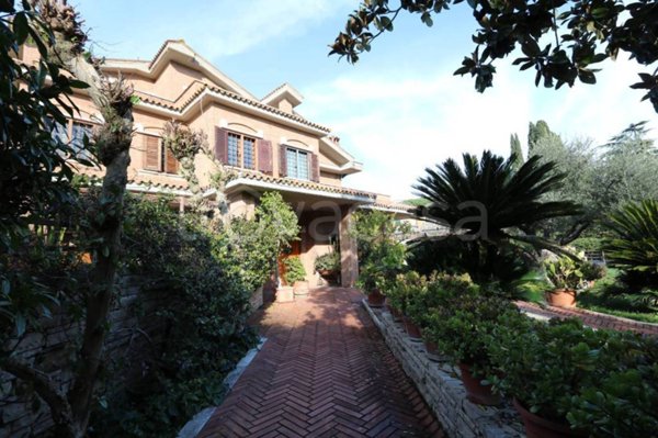 casa indipendente in vendita a Roma