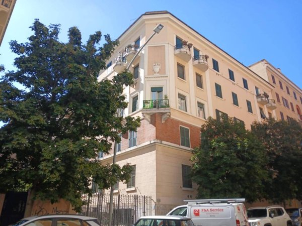 negozio in vendita a Roma in zona Appio Latino