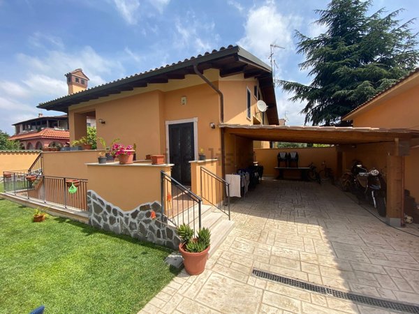 casa indipendente in vendita a Roma in zona Infernetto