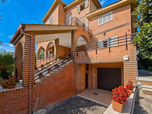 casa indipendente in vendita a Roma in zona Valle Santa