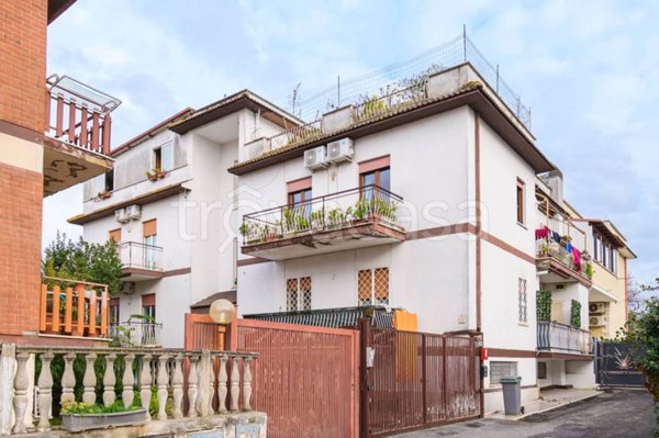 appartamento in vendita a Roma in zona Case Rosse