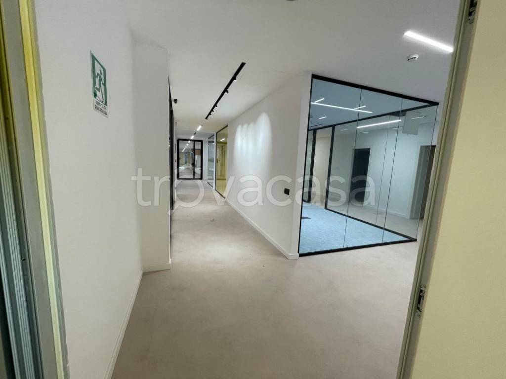 negozio in vendita a Roma in zona Romanina