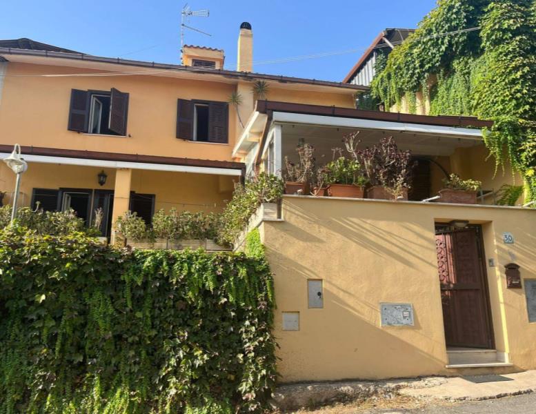 casa indipendente in vendita a Roma in zona Massimina/Casal Lumbroso