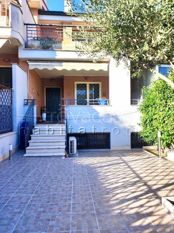 casa indipendente in vendita a Roma in zona Mezzocammino