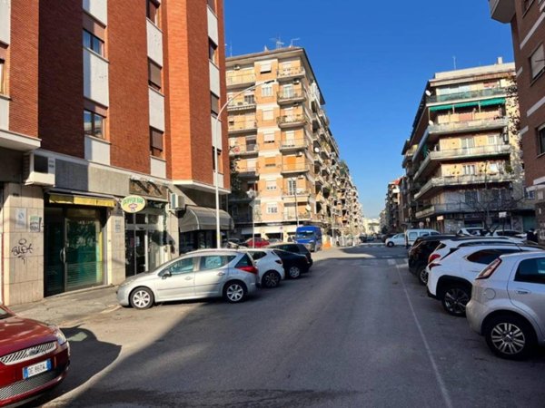 negozio in vendita a Roma in zona Appio Claudio