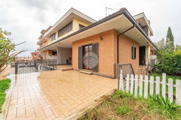 casa indipendente in vendita a Roma in zona Finocchio