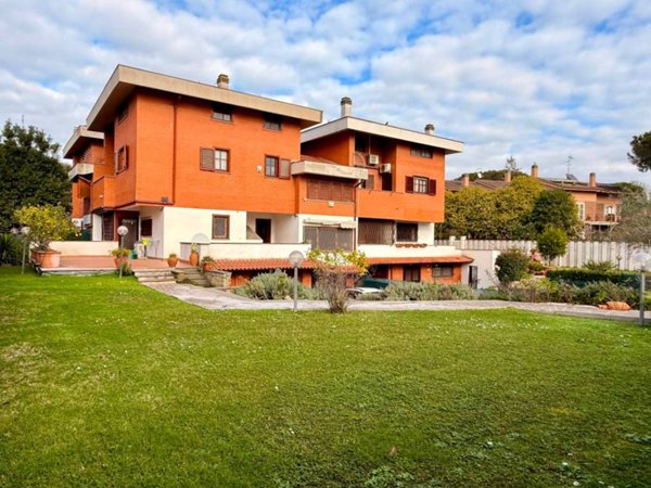 casa indipendente in vendita a Roma in zona Casal Palocco