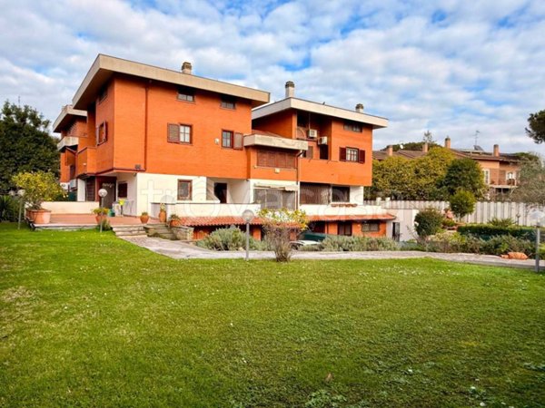 casa indipendente in vendita a Roma in zona Casal Palocco