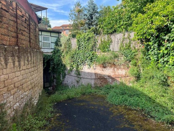 locale commerciale in vendita a Roma in zona Appio Claudio