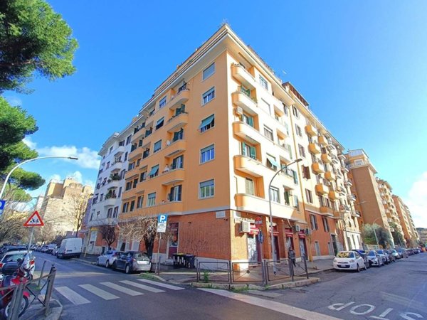 appartamento in vendita a Roma in zona Appio Latino