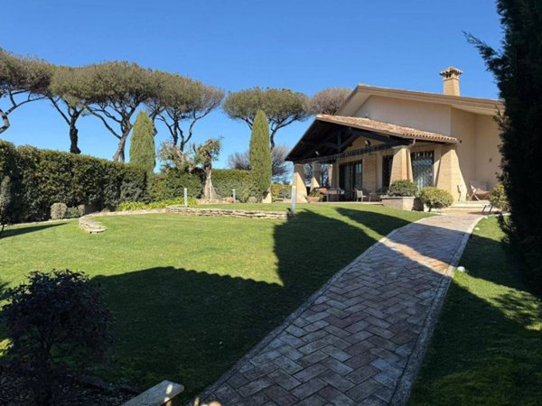 casa indipendente in vendita a Roma in zona Casal Palocco