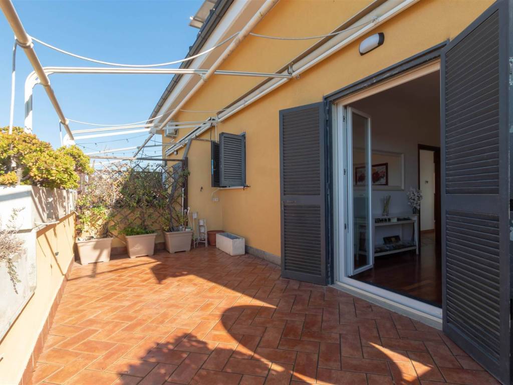 appartamento in vendita a Roma in zona Pantan Monastero