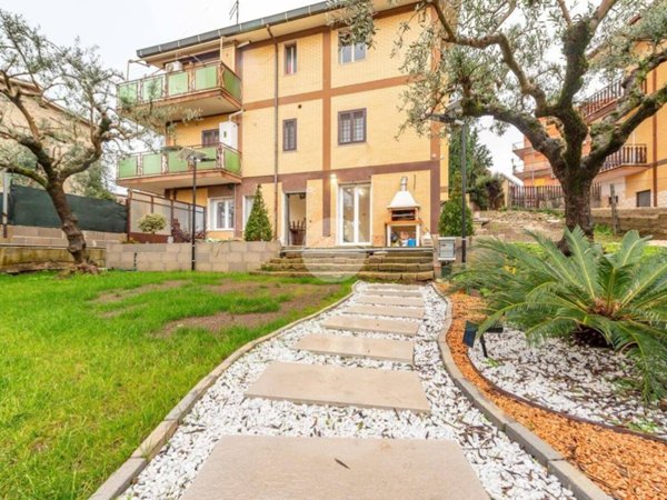 casa indipendente in vendita a Roma in zona Finocchio