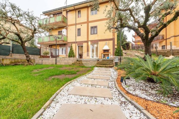 casa indipendente in vendita a Roma in zona Finocchio