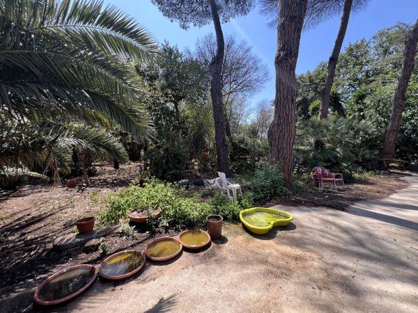 negozio in vendita a Roma in zona Infernetto