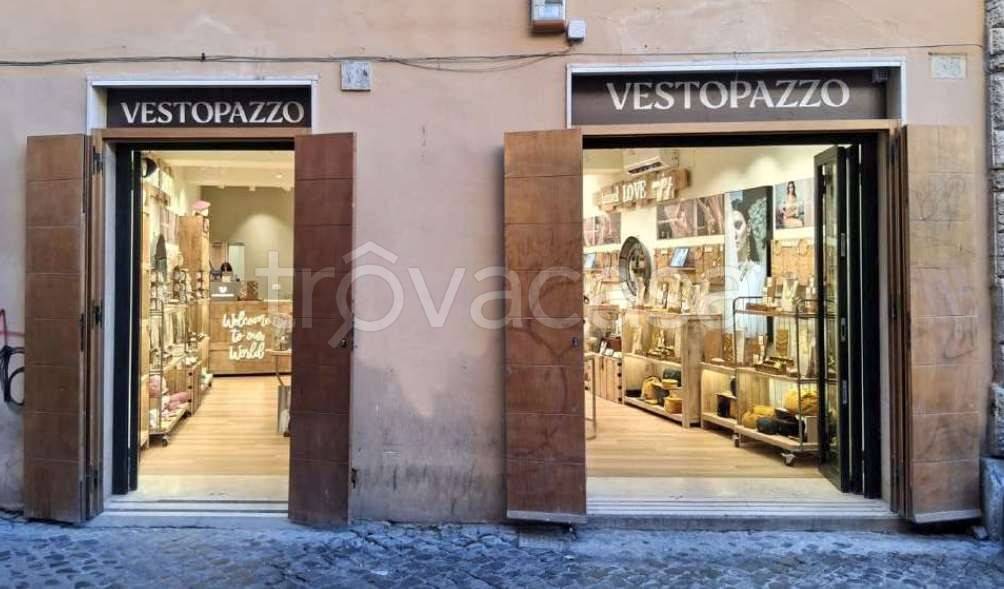 negozio in vendita a Roma in zona Rione Regola