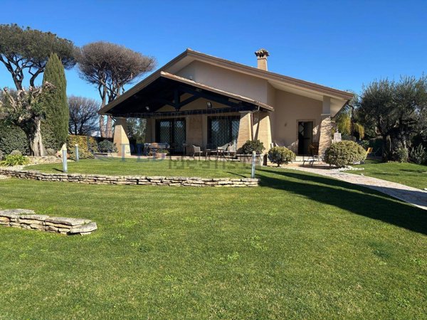 casa indipendente in vendita a Roma in zona Casal Palocco