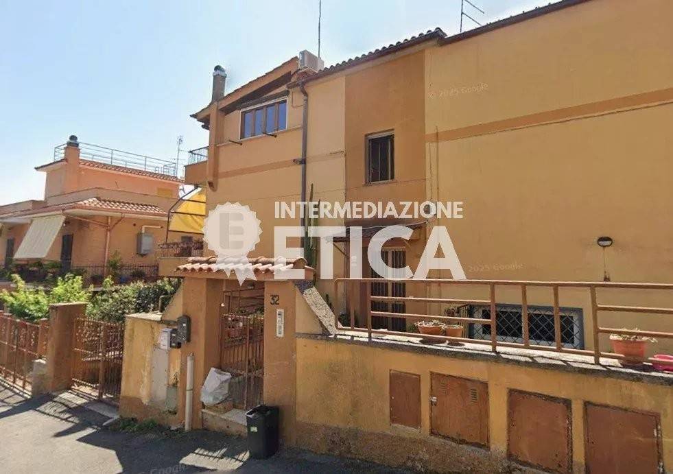 appartamento in vendita a Roma in zona Valle Muricana