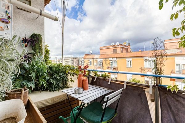 appartamento in vendita a Roma in zona Ostiense