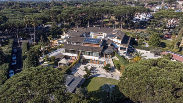 casa indipendente in vendita a Roma in zona Casal Palocco