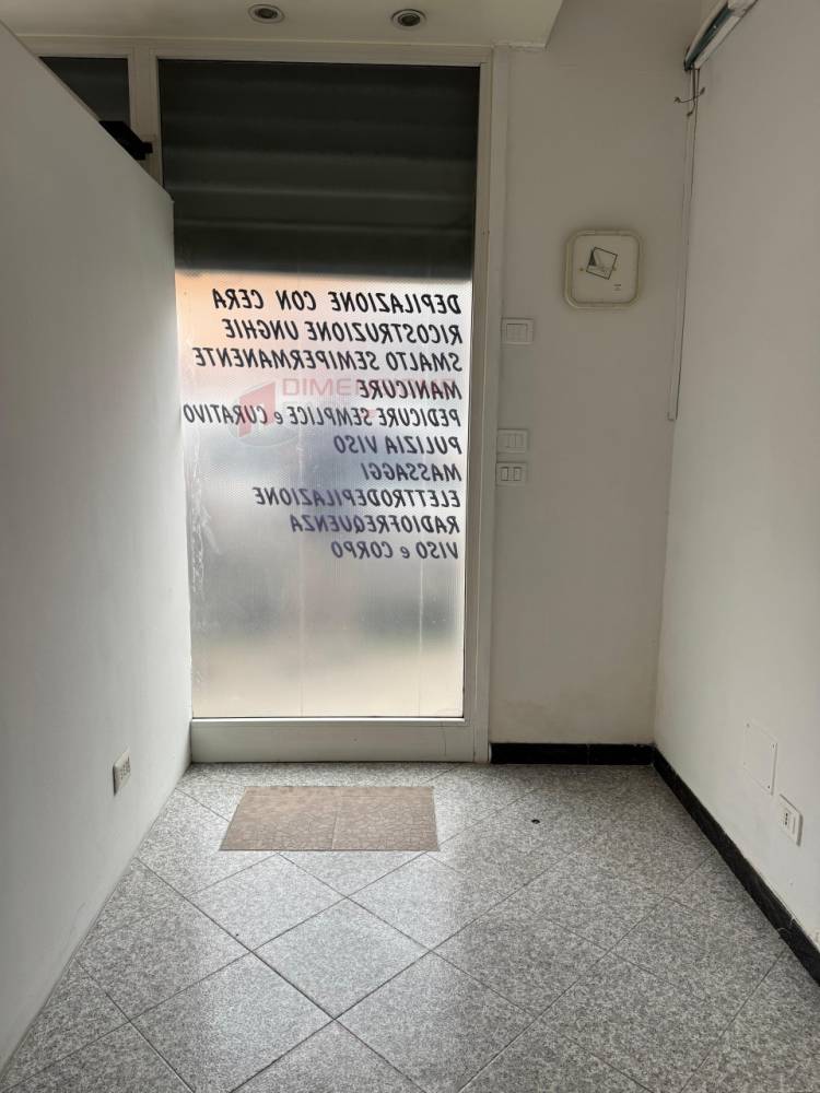 locale commerciale in vendita a Roma in zona Torre Maura