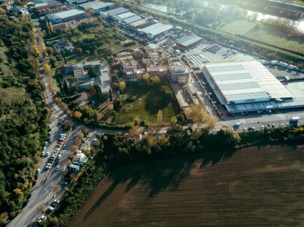 negozio in vendita a Roma in zona Castel Giubileo