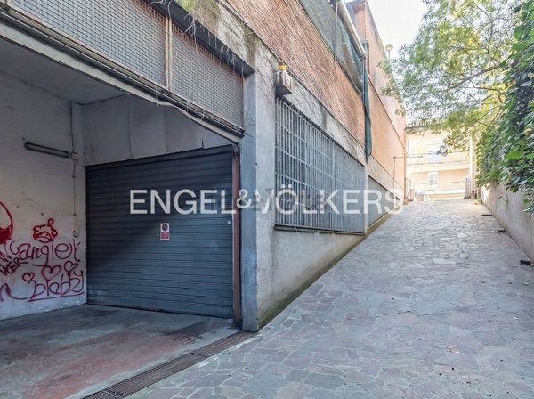 locale commerciale in vendita a Roma in zona Casalotti