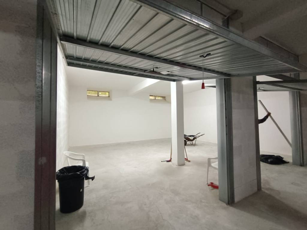 negozio in vendita a Roma in zona Casal Morena