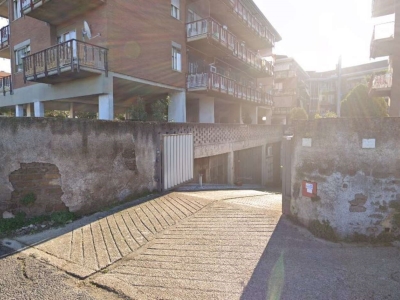 locale commerciale in vendita a Roma in zona Appio Claudio