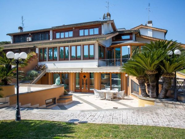 casa indipendente in vendita a Roma in zona Casal Palocco