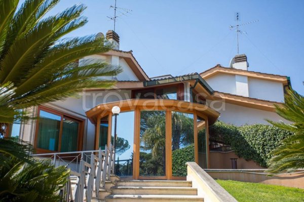 casa indipendente in vendita a Roma in zona Casal Palocco