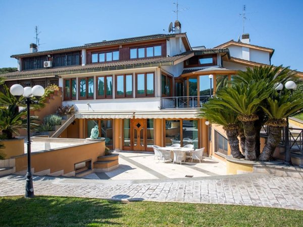 casa indipendente in vendita a Roma in zona Casal Palocco