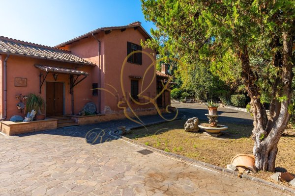 casa indipendente in vendita a Roma in zona Appio Claudio