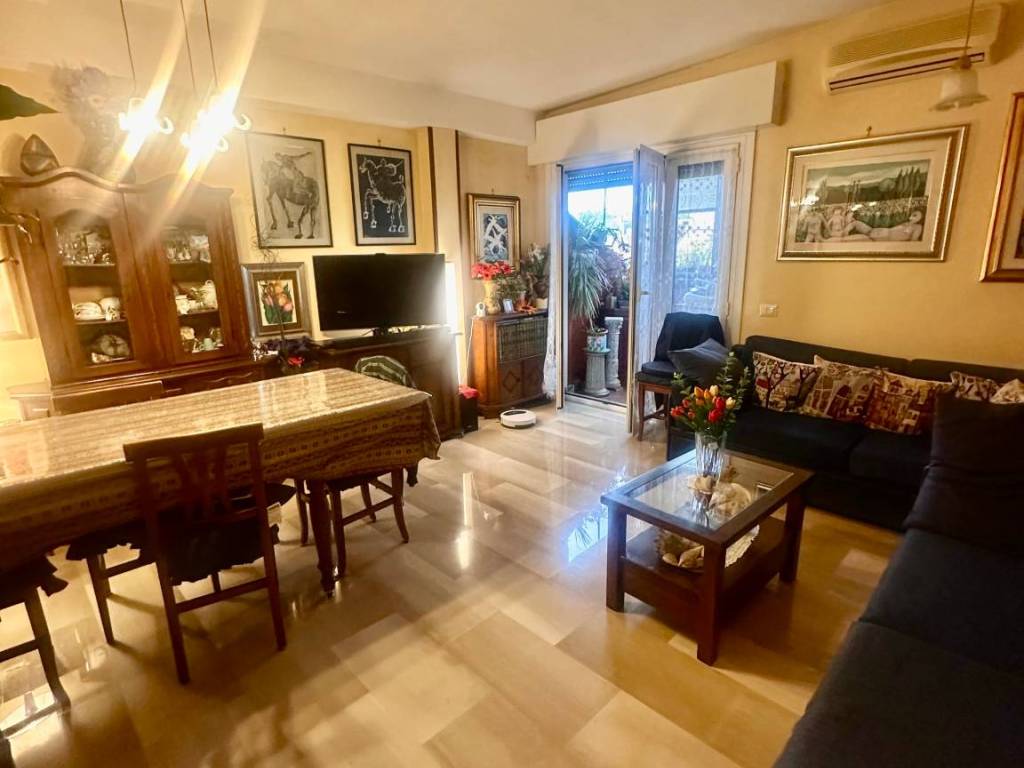 appartamento in vendita a Roma in zona Ardeatino