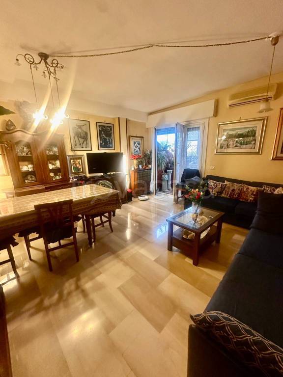 appartamento in vendita a Roma in zona Appio Pignatelli