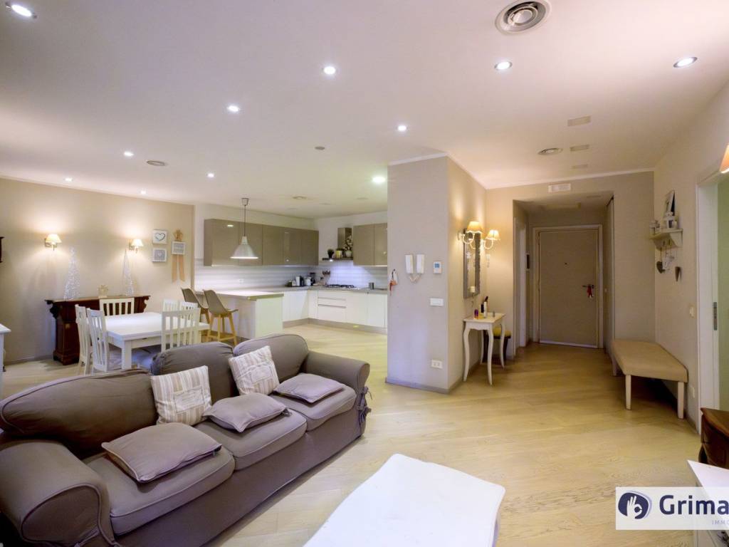 appartamento in vendita a Roma in zona Ardeatino