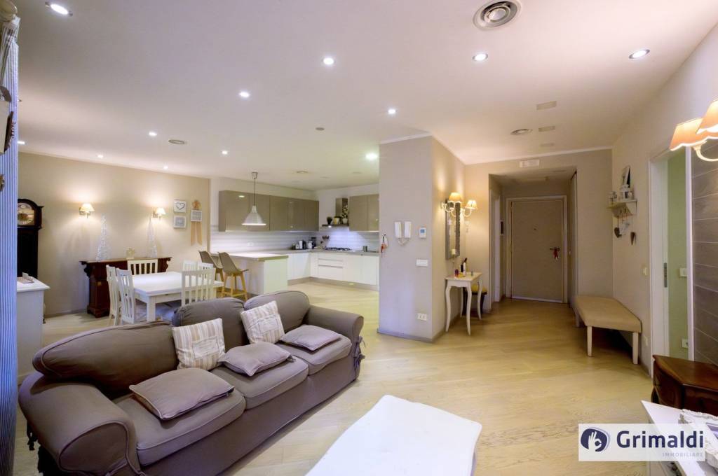 appartamento in vendita a Roma in zona Ardeatino