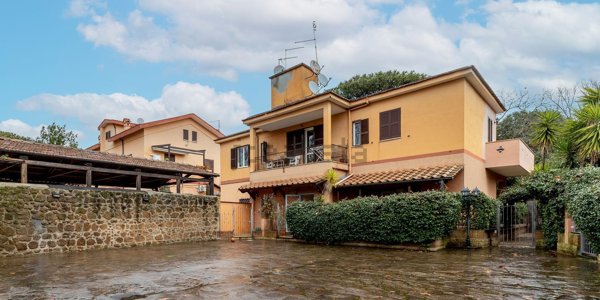 appartamento in vendita a Roma in zona Appio Pignatelli