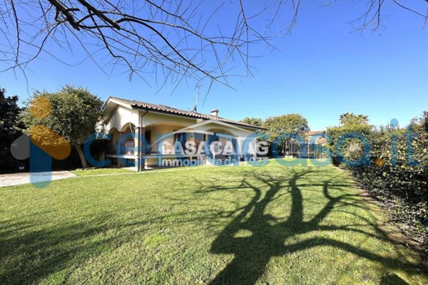 casa indipendente in vendita a Roma in zona Casal Palocco