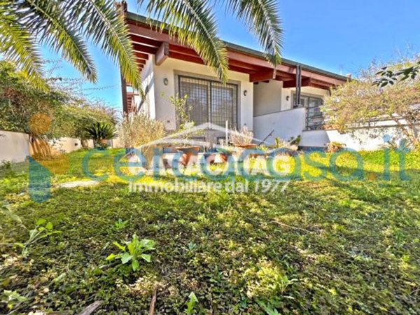 casa indipendente in vendita a Roma in zona Casal Palocco