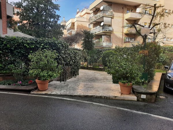 appartamento in vendita a Roma in zona Tomba di Nerone