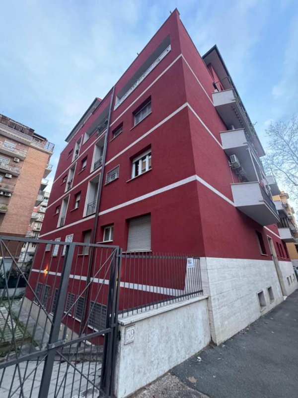 appartamento in vendita a Roma in zona Appio Latino