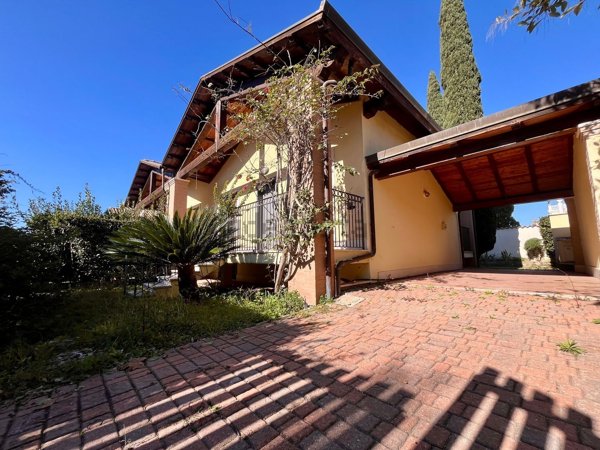 casa indipendente in vendita a Roma in zona Infernetto