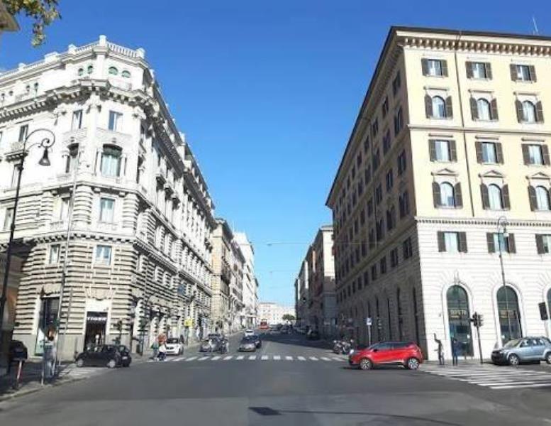 negozio in vendita a Roma in zona Rione Monti/Campitelli